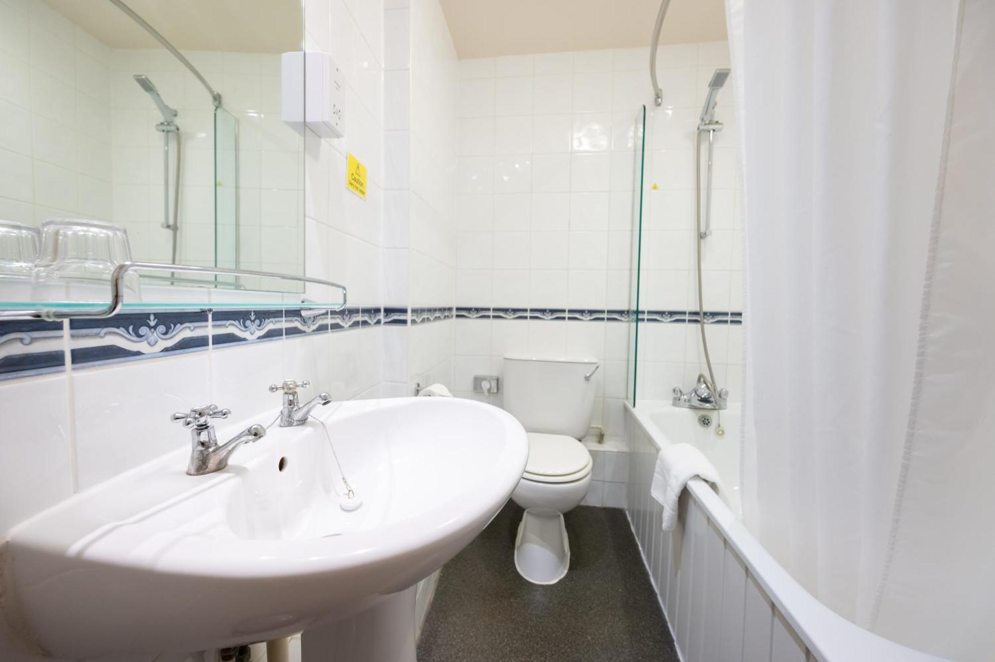 Antelope By Greene King Hotel 3*