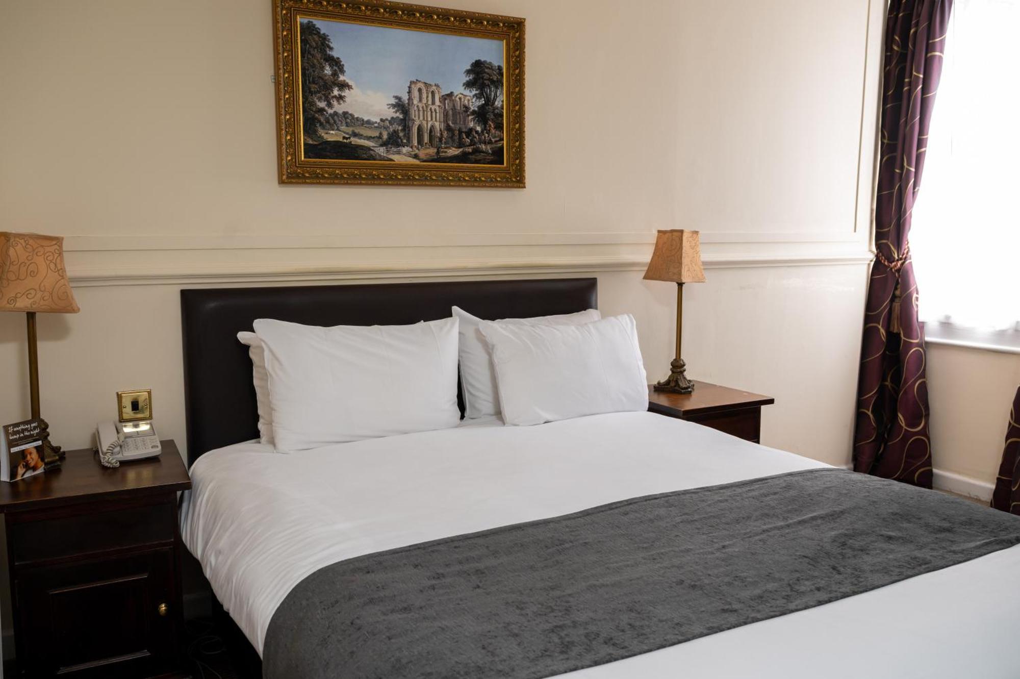 Hotel Antelope By Greene King 3*